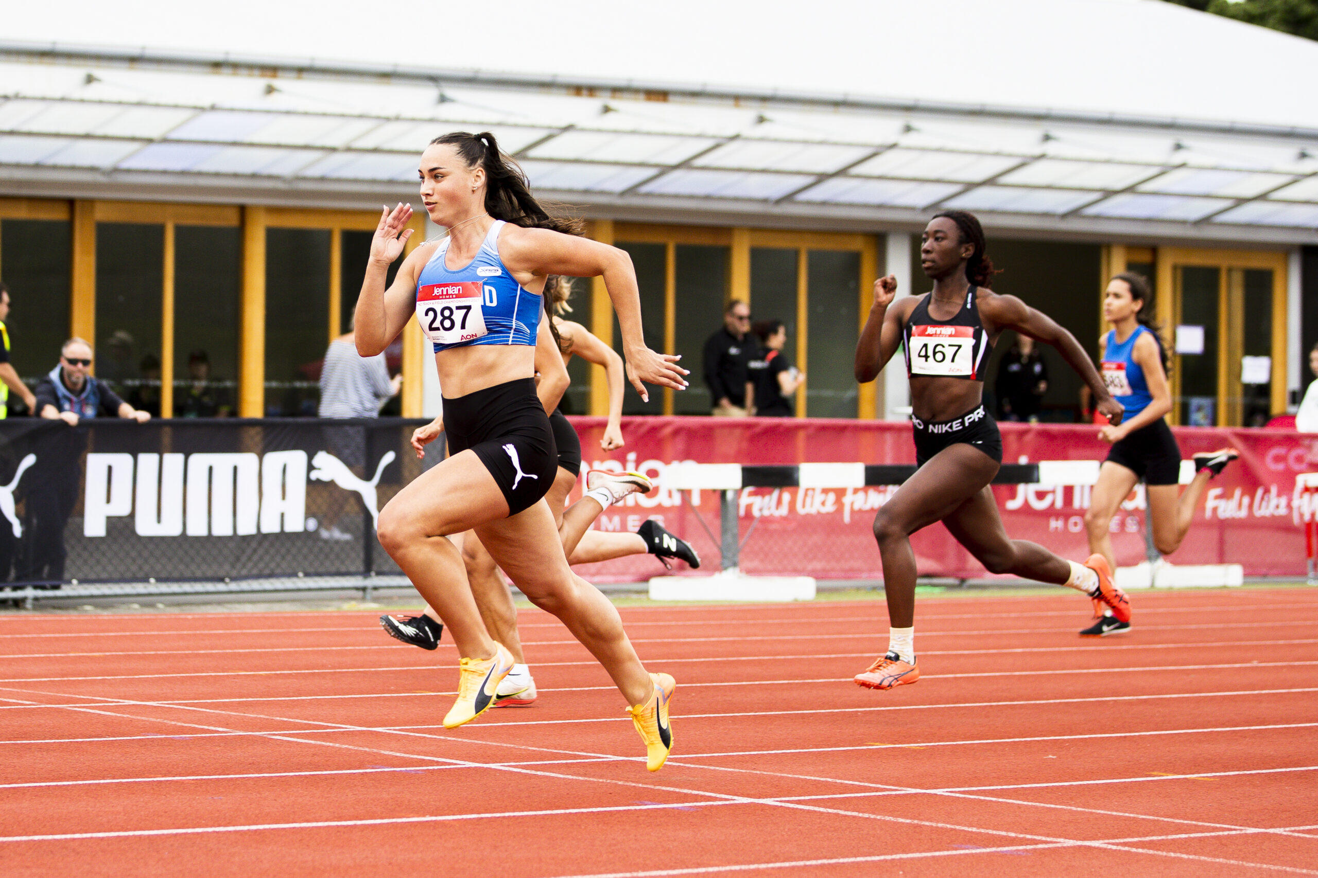 牢牢掌控在 牢牢掌控在